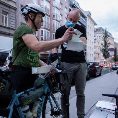Beim obligatorischen Bike-Check in Wien (©adventurebikeracing.com)