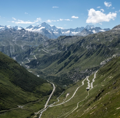 Blick von Furkapass ins obere Rhonetal (©adventurebikeracing.com)