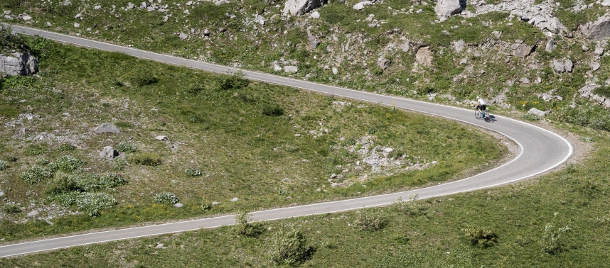 Und weiter geht es in die alpine Einsamkeit (©adventurebikeracing.com)