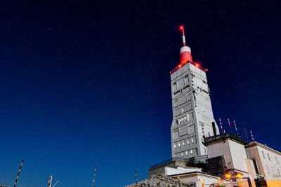 Mystisch: Der Turm auf dem Mont Ventoux bei Nacht (©adventurebikeracing.com)