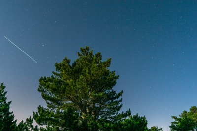 Sternschnuppen sind in dieser klaren Nacht nicht selten (©adventurebikeracing.com)