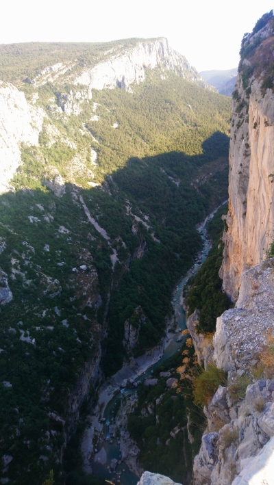 Route des Crêtes bei Tag: 500 m hohe Felswände der Verdonschlucht (©Daniel Witzke)